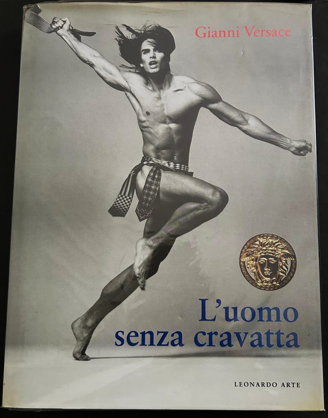 Versace Gianni L'UOMO SENZA CRAVATTA. - Copertina